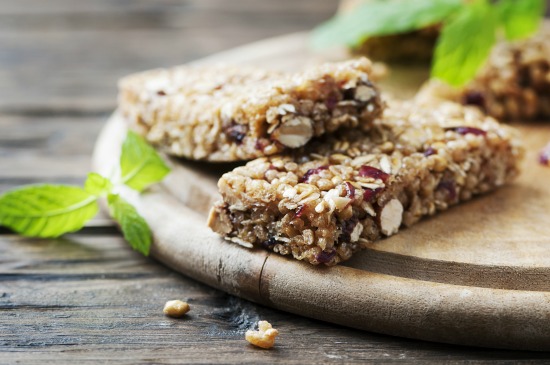DIY: How To Make Your Own Protein Bars With Only 4 Ingredients