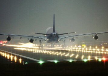 ARCHIV: Ein Flugzeug landet in Frankfurt am Main auf der neuen Landebahn Nordwest des Frankfurter Flughafens (Foto vom 21.10.11). In der Nacht zum Montag (31.10.11) gilt mit dem Winterflugplan erstmals ein Nachtflugverbot an Deutschlands groesstem Flughafen in Frankfurt am Main. Der Hessische Verwaltungsgerichtshof hat mit dem Vollbetrieb der neuen Landebahn Nachtfluege zwischen 23.00 und 5.00 Uhr vorlaeufig verboten. (zu dapd-Text)
Foto: Martin Oeser/dapd