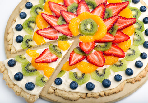 fruit pizza with oatmeal cookie crust